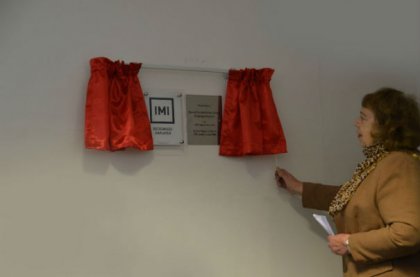 Mayor of Brent revealing IMI plaque to Garage Express